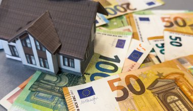 Avrupa para birimi banknotlarıyla birlikte inşaat planına dayalı bir model ev. Yüksek kalite fotoğraf