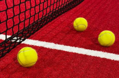 kırmızı raket tenis kortunda toplar. Yüksek kalite fotoğraf