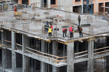 İnşaat alanındaki işçinin hava görüntüsü. Yüksek kalite fotoğraf