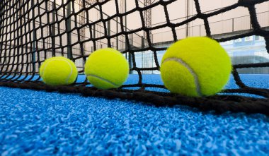Mavi raket tenis kortu ağı yaklaşıyor. Yüksek kalite fotoğraf
