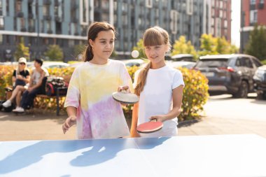 Parkta pinpon oynayan küçük çocuklar. Yüksek kalite fotoğraf