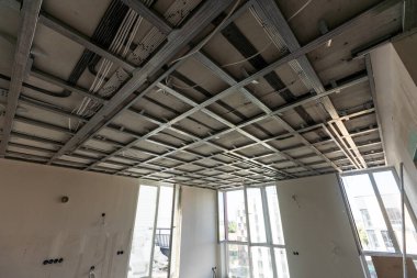 Çerçevenin altına monte edilmiş tavan. Yüksek kalite fotoğraf