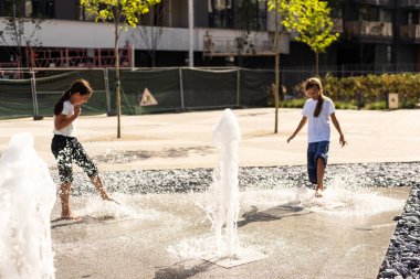 Suyla çeşmede oynayan mutlu çocuk. Yüksek kalite fotoğraf
