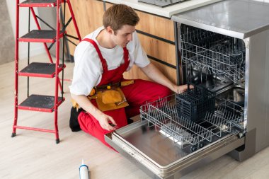 Tam uzunlukta mutfak tornavida ile bulaşık makinesi tamiri tamircisi