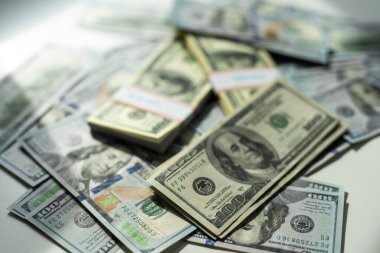 Bir sürü 100 dolarlık banknot beyaz arka planda izole edilmiş. Yüksek kalite fotoğraf