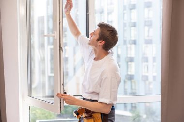 İnşaat işçisi eve pencere kuruyor