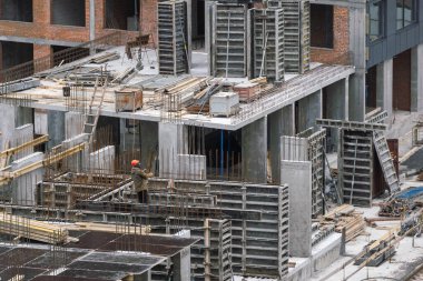 İnşaat işçileri inşaat makinesinde çalışıyor. Binalarda yükseklerde çalışan işçiler için hava platformu. - Evet. Yüksek kalite fotoğraf