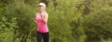 Kırsal bir yolda koşan genç bayan