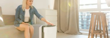 Kadınlarla temiz hava almak için oturma odasında hava temizleyicisi var..