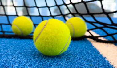  Sarı tenis topu ya da raket tenisi ve mavi kortta beyaz çizgiler. Yatay spor posteri, tebrik kartları, başlıklar, web sitesi. Yüksek kalite fotoğraf