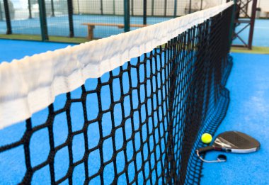 Padel tenis raketi. Kopya alanı olan bir arkaplan. Spor sahası ve toplar. Yüksek kalite fotoğraf