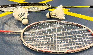 Rekabetçi sporlar ve turnuvadaki yüksek performans badminton raketleri ve fotokopi aletiyle kavramsal fikirlerle uyuşuyor. Yüksek kalite fotoğraf