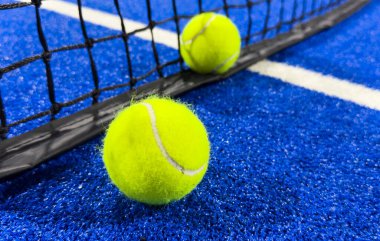 Mavi raket tenis kortunun kalesinin topu. Yüksek kalite fotoğraf