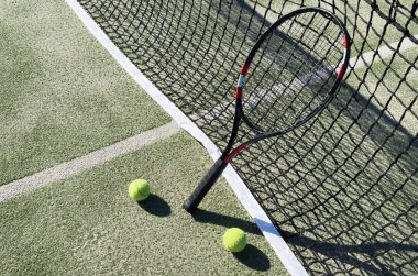 Tenis topları ve tenis kortunda raket. - Evet. Yüksek kalite fotoğraf