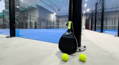 Padel raketi bir top ile bir padel kortunda. Yüksek kalite fotoğraf