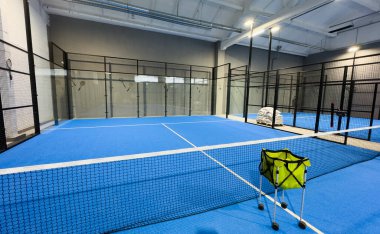 Padel kortu, çizgiler ve kapalı alan. Yüksek kalite fotoğraf