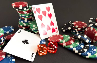 Poker kartları, çipler ve zarlar. Kapatın. Yüksek kalite fotoğraf