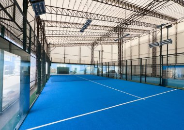  Mavi kortlu yüzgeçli tenis kortu. Yüksek kalite fotoğraf