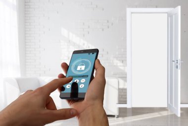 Ekranda akıllı telefon uygulamasını açan kadın, yakın plan. Metin için boşluk.