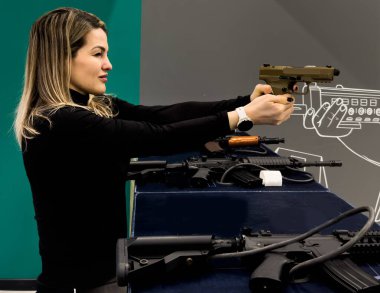 Kadın atış poligonunun dışındaki hedeflere nişan alıyor. Yüksek kalite fotoğraf