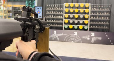 Hedefin yakınındaki poligonda tüfekli kızlar. Yüksek kalite fotoğraf. Yüksek kalite fotoğraf