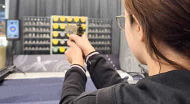 Hedefin yakınındaki poligonda tüfekli kızlar. Yüksek kalite fotoğraf. Yüksek kalite fotoğraf