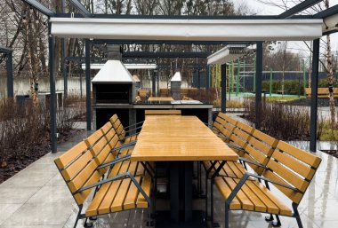 Barbekü alanı ve yemek masası olan güzel bir bahçe. Yüksek kalite fotoğraf