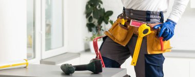 Erkek bir inşaat işçisi, tamirci..