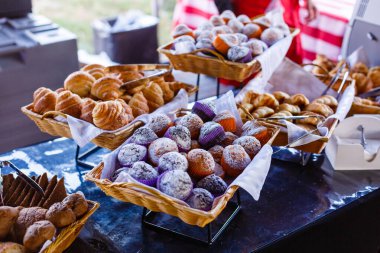 Kekler, kruvasanlar, açık hava yemekleri. yaz pikniği.