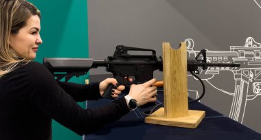  Atıcılar modern bir kapalı alan poligonunda taktiksel atış talimi yapıyorlar. Yüksek kalite fotoğraf