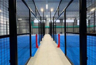 Padel kortu, çizgiler ve kapalı alan. Yüksek kalite fotoğraf