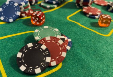 Kumarhane çipleri ve zar manzarası. Yüksek kalite fotoğraf