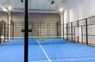  Mavi kortlu yüzgeçli tenis kortu. Yüksek kalite fotoğraf