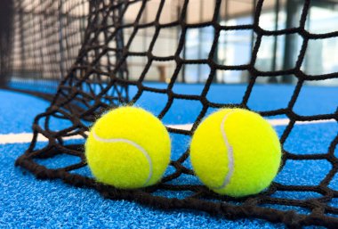  Mavi raket tenis kortunun yanında raket tenis topları, raket spor konsepti. Yüksek kalite fotoğraf