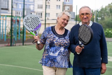 Son sınıf öğrencisi raket oynuyor. Yüksek kalite fotoğraf