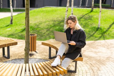 Dışarıdaki kafede dizüstü bilgisayarla çalışan bir iş kadını. Şirket blogu. Yüksek kalite fotoğraf