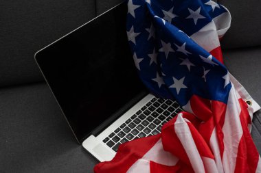 Amerika 'nın Bağımsızlık Günü 4 Temmuz' da ofis masasında bilgisayar ile süslenmişti.