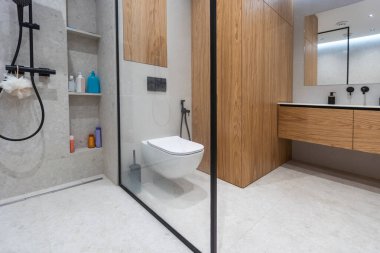 Lüks bir evde, parlak, zarif bir banyo..