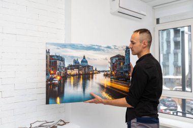 Duvara resim asan bir adam, temizlik ve yeniden dekore eden bir daire. Yüksek kalite fotoğraf