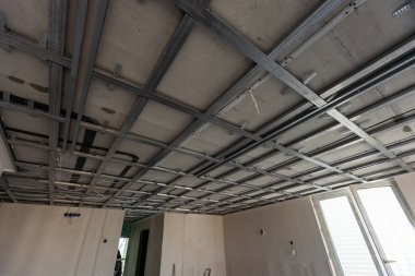 Tavanın metal iskeleti, ses yalıtımı, bir apartman dairesinin tamiri sırasında. Yüksek kalite fotoğraf