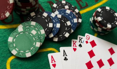 Poker kartları ve yeşil arka planda kumar fişleri. Yüksek kalite fotoğraf