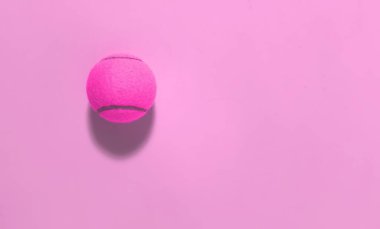 Pembe arka planda pembe top. Yatay spor temalı poster, tebrik kartları, başlıklar, web sitesi ve uygulama. Yüksek kalite fotoğraf