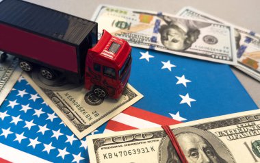 ABD ve AB ticaret savaş kavramı. Avrupa Birliği ve Amerika Birleşik Devletleri bayraklı iki kargo gemisi mavi gökyüzü, bulutlar ve güneş ışınlarıyla turkuaz bir denizde. Yüksek kalite fotoğraf