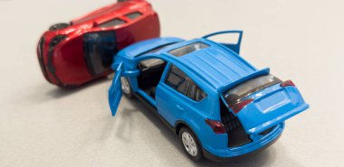 Beyaz arka planda iki oyuncak araba kazası, kaza, trafik kazası. Üst Manzara. Yüksek kalite fotoğraf