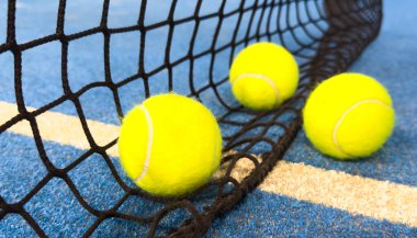 Mavi raket tenis kortu ve topların ağı. Raket sporu konsepti. Yüksek kalite fotoğraf