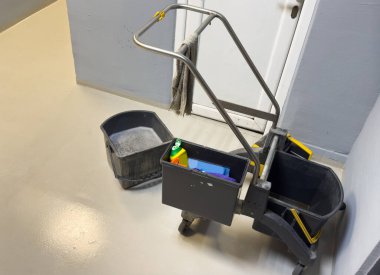 Temizlik malzemeleri arabası temizliği bekliyor. Ofiste ve mağazada kova ve temizlik malzemeleri var. Temizlik hizmeti konsepti. Yüksek kalite fotoğraf