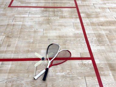 Kabak Raketleri ve Tahta Saha Zemininde Bir Top. Spor Teması. Yüksek kalite fotoğraf
