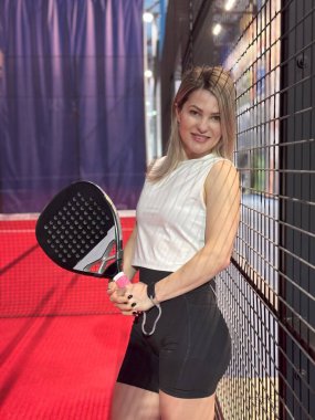 Spor aktivitesi, raket tenis antrenmanı ve yarışma konsepti. Genç bir kadın. Yüksek kalite fotoğraf