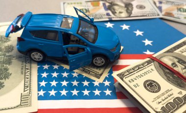 Dolar üzerinden araba ve Amerikan bayrağı, finans satış sigortası konsepti. Yüksek kalite fotoğraf