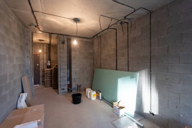 Dairede alçıpan duvarları yapmak için metal çerçeveler - alçıpan - alçıpan için çalışma süreci inşaat, yenileme, yenileme, yenileme, uzatma, restorasyon ve yeniden yapılanma aşamasında.